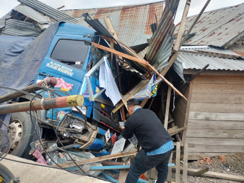  Diduga supir mengantuk, mobil pengangkut bahan bakar minyak [BBM] Pertamina Patra Niaga BG 8107 AH menyeruduk rumah warga di sekitar jalan Musi II, Kertapati, Palembang, Senin [6/3/2023].