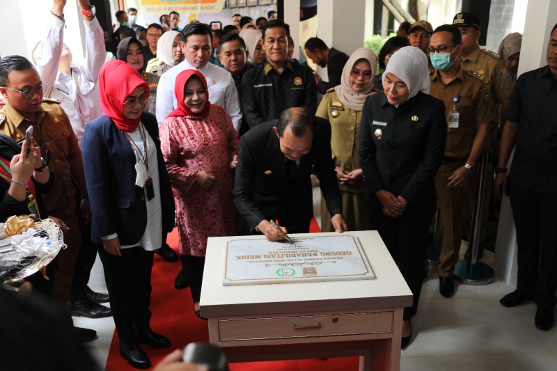 Walikota Palembang H Harnojoyo didampingi Istri, Wakil Walikota Fitrianti Agustinda dan Ketua DPRD Palembang meresmikan Gedung Rehabilitasi Medik Rumah Sakit BARI Palembang, Senin [6/3/2023].