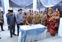 Walikota Harnojoyo, Wakil Walikota Palembang Fitrianti Agustinda dan Ketua DPRD Kota Palembang Zainal Abidin secara bersama meresmikan bangunan baru yang siap melayani masyarakat setempat.