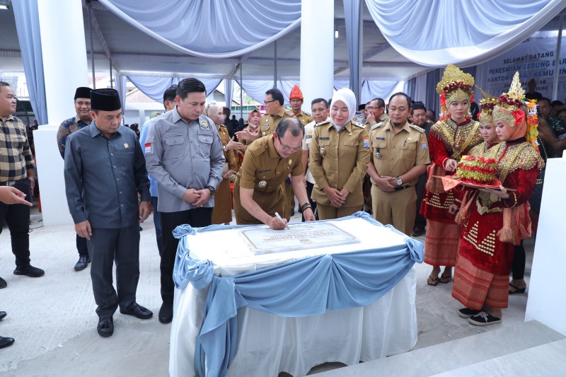 Walikota Harnojoyo, Wakil Walikota Palembang Fitrianti Agustinda dan Ketua DPRD Kota Palembang Zainal Abidin secara bersama meresmikan bangunan baru yang siap melayani masyarakat setempat.