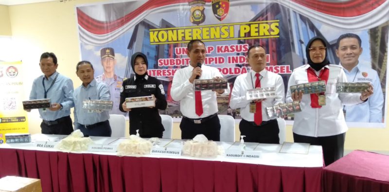 Wadir Krimsus Polda Sumsel I Putu Yudha Nugraha didampingi Kasubdit Indagsi AKBP Hadi Saefudin, Kasubbid Penmas AKBP Yenni, Kanwil Bea Cukai Wilayah Timur Sumatera Denny Benhard, saat gelar press release di Mapolda Sumsel, Rabu [8/3/2023]