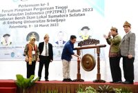 Gubernur Sumsel H Herman Deru membuka kegiatan Pertemuan Pertama FP2TPKI Tahun 2023 dan Penebaran Benih Ikan Lokal Sumsel di Embung Universitas Sriwijaya, di Hotel Beston Kamis [9/3] pagi. 