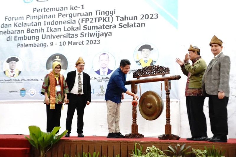 Gubernur Sumsel H Herman Deru membuka kegiatan Pertemuan Pertama FP2TPKI Tahun 2023 dan Penebaran Benih Ikan Lokal Sumsel di Embung Universitas Sriwijaya, di Hotel Beston Kamis [9/3] pagi. 