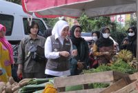 Wakil Walikota Palembang Fitrianti Agustinda bersama dinas terkait dan Badan Pengawas Obat dan Makanan [BPOM] meninjau sejumlah pasar di antaranya Pasar Soal Batok dan 26 Ilir, Kamis [9/3/2023]