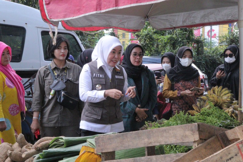 Wakil Walikota Palembang Fitrianti Agustinda bersama dinas terkait dan Badan Pengawas Obat dan Makanan [BPOM] meninjau sejumlah pasar di antaranya Pasar Soal Batok dan 26 Ilir, Kamis [9/3/2023]