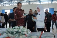 Wakil Wali Kota Palembang Fitrianti Agustinda memantau langsung ketersedian sembako di gudang Bulog Drive III Sumsel Babel pada Jumat [10/3/2023].