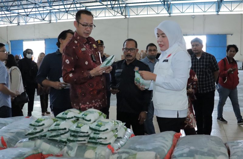 Wakil Wali Kota Palembang Fitrianti Agustinda memantau langsung ketersedian sembako di gudang Bulog Drive III Sumsel Babel pada Jumat [10/3/2023].