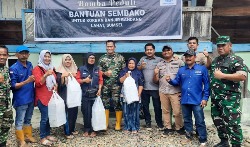 Perusahaan Bomba Grup memberikan bantuan untuk warga yang terdampak bencana banjir bandang dan tanah longsor di Lahat, Sumatera Selatan, Jumat [10/3].