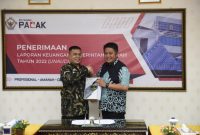 Gubernur Sumsel H Herman Deru menyerahkan laporan keuangan Pemerintah Provinsi Sumsel Tahun Anggaran 2022 kepada Kepala BPK RI Perwakilan Provinsi Sumsel, Andri Yogama  yang ditandai dengan penandatanganan berita acara penyerahan  bertempat  di Kantor BPK RI Sumsel, Jumat [10/3] pagi.
