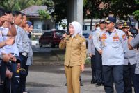 Wakil Walikota Fitrianti Agustinda memeriksa kelengkapan atribut dan performance [kerapian rambut-pakaian] petugas Dinas Perhubungan [Dishub] Kota Palembang. 