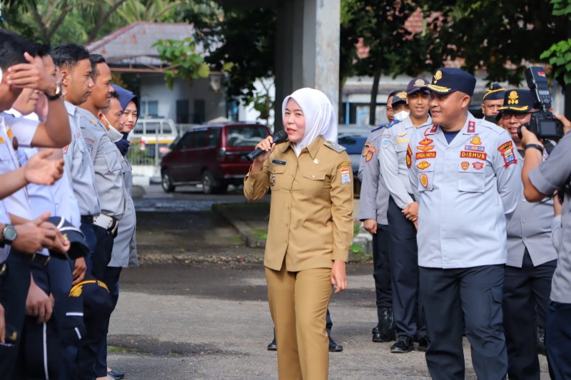Wakil Walikota Fitrianti Agustinda memeriksa kelengkapan atribut dan performance [kerapian rambut-pakaian] petugas Dinas Perhubungan [Dishub] Kota Palembang. 