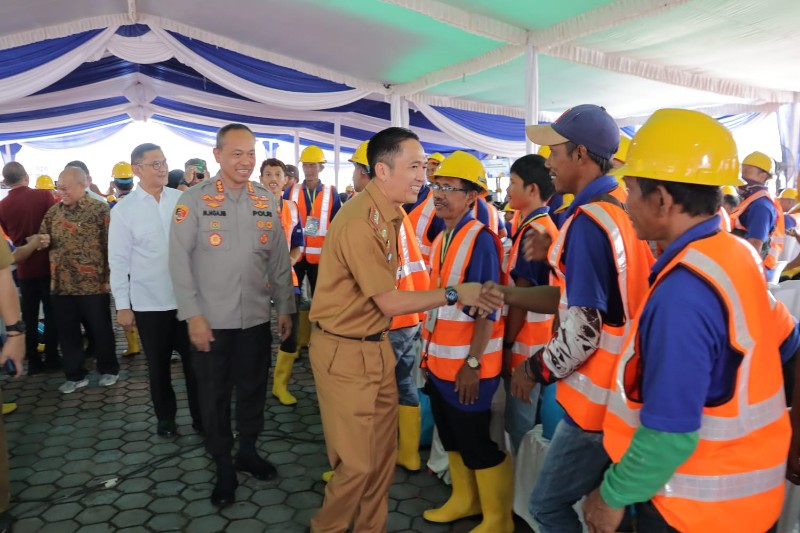 Sekretaris Daerah [Sekda] Kota Palembang Ratu Dewa PUPR membuka kegiatan Bimbingan Teknis Sertifikasi Kompetensi dalam Tenaga Kerja Konstruksi Terampil [Bimtek TKKT] yang diikuti lebih dari 800 orang pekerja.  