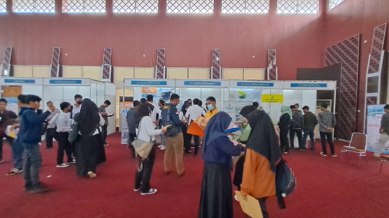 Ratusan Pencari Kerja serbu Job Fair yang digelar Dinas Transmigrasi dan Tenaga Kerja [Disnaker] Kabupaten Banyuasin. 