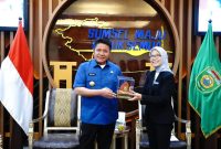 Gubernur Sumsel Herman Deru menerima kedatangan Kepala Kanwil DJP Sumsel dan Kepulauan Babel dalam rangka penyampaian SPT [Surat pemberitahuan Tahunan] Gubernur Sumsel di ruang tamu Gubernur, Senin [13/3] siang. 