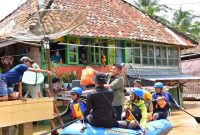 Naik Perahu, Gubernur Sumsel H Herman Deru mengantar langsung bantuan untuk korban banjir Muara Kelingi