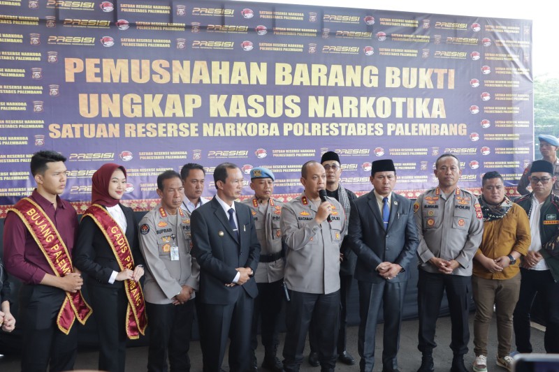 Kapolda Sumatera Selatan Irjen Pol Albertus Rachmad Wibowo didampingi Kapolrestabes Palembang, Kombes Pol Mokhamad Ngajib menggelar Pemusnahan Barang Bukti ungkap kasus Narkotika Satuan Reserse Narkoba Polrestabes Palembang, Rabu [15/3] siang di Mapolrestabes Palembang.