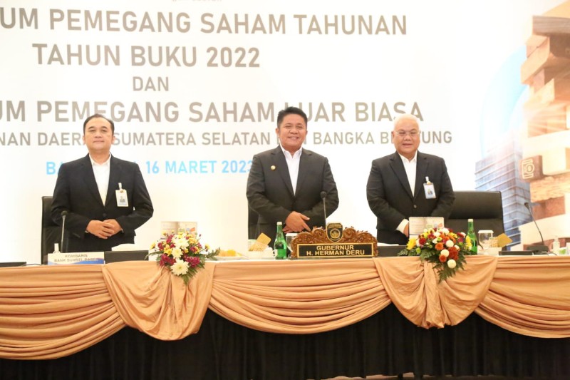 Gubernur Sumsel H Herman Deru memimpin Rapat Umum Pemegang Saham [RUPS] Tahunan Tahun Buku 2022 dan RUPS Luar Biasa PT Bank Pembangunan Daerah Sumatera Selatan dan Bangka Belitung [Bank Sumsel Babel] bertempat di Ballroom Hotel Wyndham, Kamis, 16 Maret 2023.