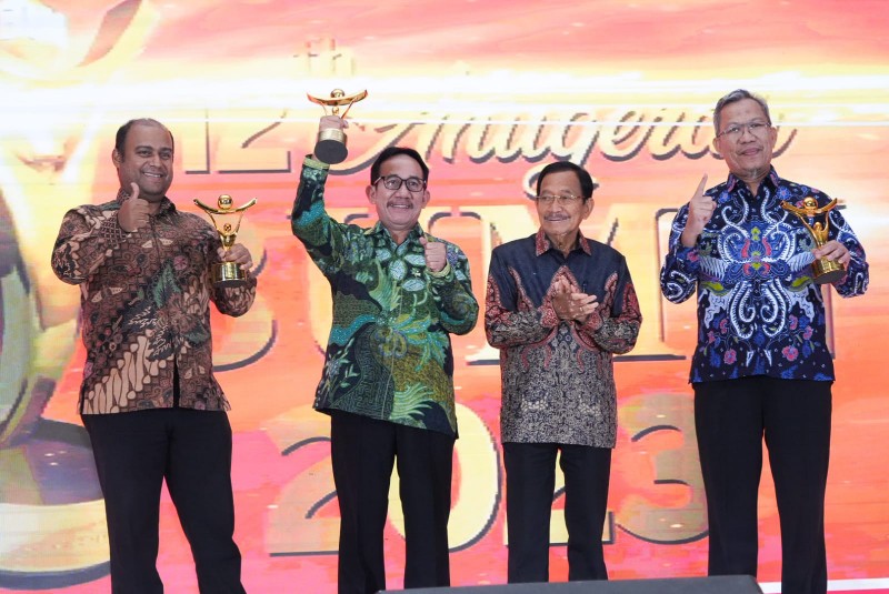 Direktur Utama PT Bukit Asam Tbk [Dirut PTBA] Arsal Ismail memperoleh penghargaan The Best CEO Perusahaan BUMN & Anak Perusahaan BUMN Tbk kategori CEO Strategic Orientation dalam ajang Anugerah BUMN 2023 yang mengusung tema 
