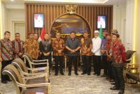 Gubernur Sumsel H Herman Deru saat menerima Panitia Pelaksana Upacara Piodala Pura Agung Sriwijaya dan Dharma Santi Hari Raya Nyepi Tahun Baru Saka 1945 Tahun 2023 di Ruang Tamu Gubernur, Jumat, 17 Maret 2023.