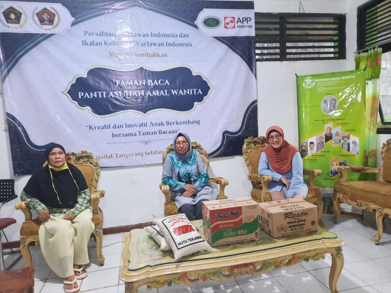 Persatuan Wartawan Indonesia [PWI] Pusat bersama Ikatan Keluarga Wartawan Indonesia [IKWI] Pusat memberikan santunan berupa Sembako ke Panti Asuhan Amal Wanita, di kawasan Ciputat, Tangsel.