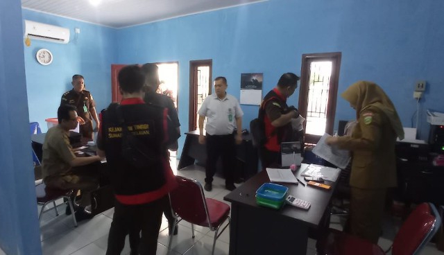 Kejaksaan Negeri [Kejari] Palembang melakukan penggeledahan di SMA Negeri 19 Palembang. 