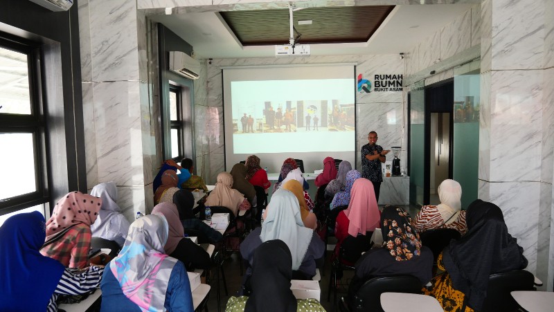 RUMAH BUMN Bukit Asam Muara Enim menggelar Leadership Training dan Motivasi untuk 38 orang dari 12 kelompok SIBA Batik Kujur. Kegiatan yang dilaksanakan pada Senin 20 Maret 2023 ini bertujuan untuk melatih kekompakan dan kerja sama tim dalam pembuatan batik kujur.