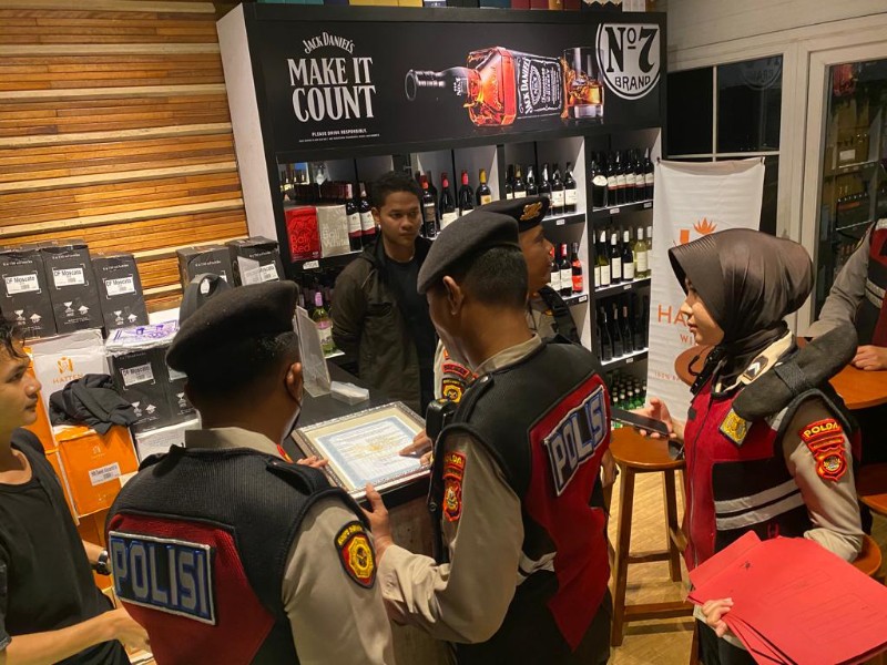 Satgas Preventif Ops Pekat 1 Musi 2023 bersama unit tipiring Direktorat Samapta, pada Senin, 20 Maret 2023, telah mengamankan 1412 botol Miras beralkohol dari 58 jenis/merek tanpa ijin di jalan AKBP Cek Agus Kelurahan 8 Ilir Kecamatan IT 1 Palembang.