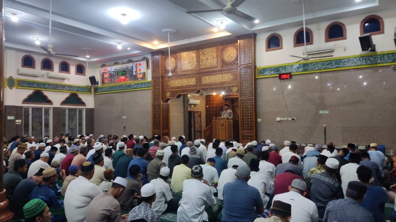 Kapolsek Kalidoni AKP Dwi Angga Cesario melakukan Safari Ramadhan di Masjid Jami Adha Kelurahan Bukit Sangkal kecamatan Kalidoni Palembang, Kamis 23 Maret 2023, sekitar pukul 20:30 WIB.