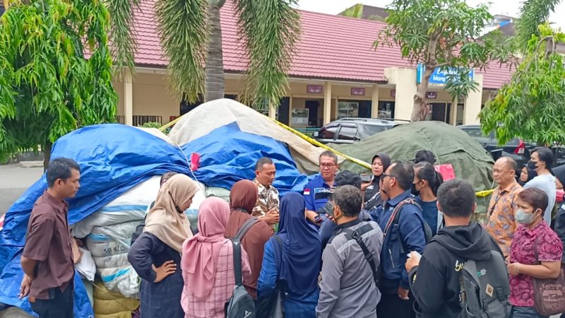 Ditreskrimsus Polda Sumsel Sita 70 Bal Pakaian Seken Import