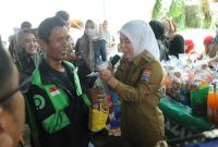 Wakil Walikota Palembang Fitrianti Agustinda memantau langsung pembukaan OPM Ramadhan di halaman Kantor Lurah 9 Ilir, Kecamatan Ilir Timur [IT] 3 pada Senin, 27 Maret 2023.
