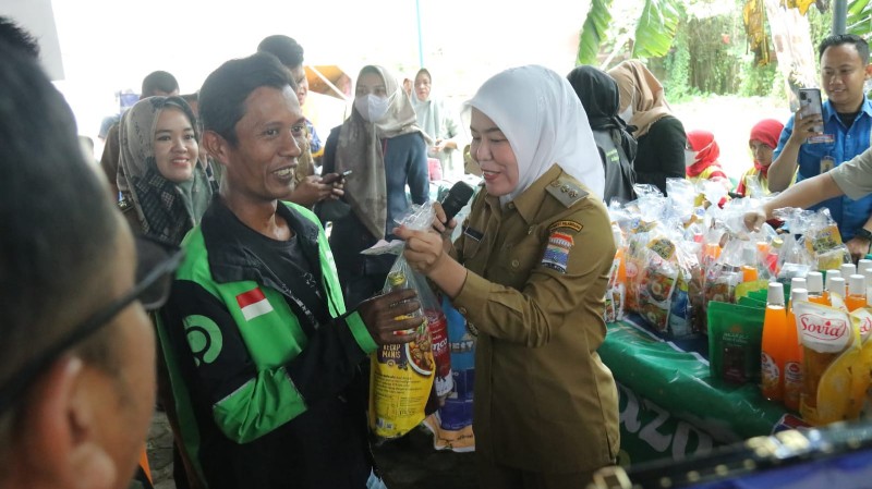 Wakil Walikota Palembang Fitrianti Agustinda memantau langsung pembukaan OPM Ramadhan di halaman Kantor Lurah 9 Ilir, Kecamatan Ilir Timur [IT] 3 pada Senin, 27 Maret 2023.