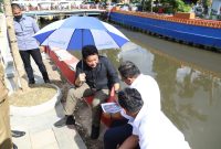 Gubernur Sumsel H Herman Deru meninjau langsung progres pengerjaan proyek pengendalian banjir Sungai Lambidaro segmen hilir dan Sungai Sekanak segmen Ilir Barat Palembang Selasa 28 Maret 2023.