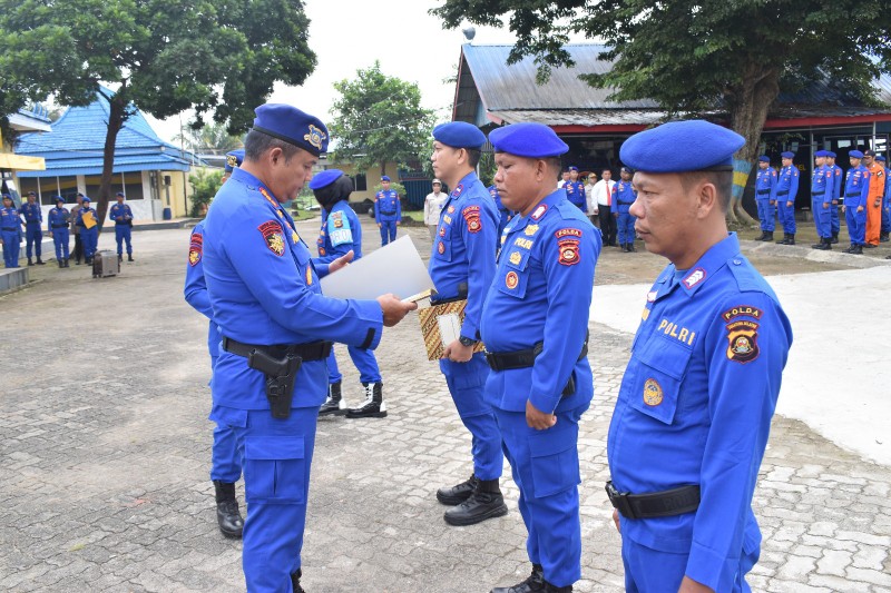 Direktur Polairud Polda Sumsel Kombes Pol Drs Andreas Kusmaedi MM memberikan penghargaan kepada tiga personil ditpolairud polda sumsel yang berprestasi dan membanggakan bagi kesatuan Ditpolairud Polda Sumsel.