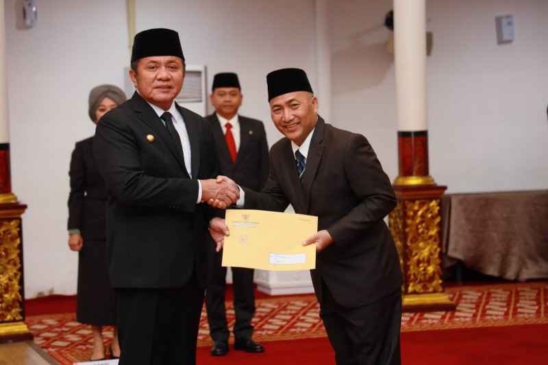 Gubernur Sumsel H Herman Deru secara resmi melakukan Pelantikan dan Pengambilan Sumpah Jabatan Pimpinan Tinggi Pratama Sekretaris Daerah (Sekda) Kabupaten Musi Banyuasin (Muba) Drs H Apriyadi MSi di Griya Agung, Rabu (29/3) pagi. 
