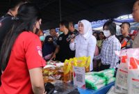 Wakil Walikota Palembang Fitrianti Agustinda meninjau langsung Bazar Ramadhan di halaman Pasar Yada Kecamatan Kalidoni. 