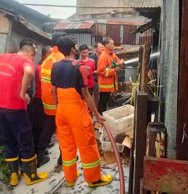 Amuk Jago Merah beraksi menyasar Gudang Susu dan Kardus yang berlokasi di lorong Tanggo Panjang, Pasar 10 Ulu Palembang, sekitar pukul 08:00 WIB, Kamis 30 Marer 2023..
