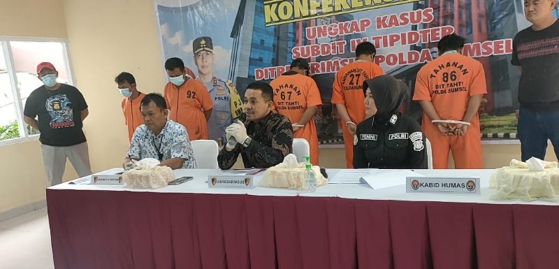 Direktur Kriminal Khusus [Dirkrimsus] Polda Sumsel, Kombes Agung Marlianto didampingi Kasubdit IV Yupiter AKBP Vito Dani dan Kasubbid Penmas AKBP Yenny Diarty dalam gelaran press release tentang penggerebekan dua gudang Pengoplos BBM ilegal Ogan Ilir, Sumatera Selatan. 