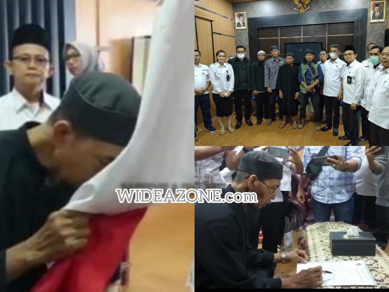 Ketua Forum Komunikasi Pencegahan Terorisme [FKPT] Sumsel Romi Apriansyah, Kesbangpol Sumsel, Kasubdit IV Kamneg dan Subdit V Kamsus DitIntelkam Polda Sumsel AKBP Alex Ramdan SE dan MUI Sumsel H Muhammad Yamin menyaksikan sumpah, pernyataan Eks Narapidana Teroris di kantor Kesbangpol Sumsel. 