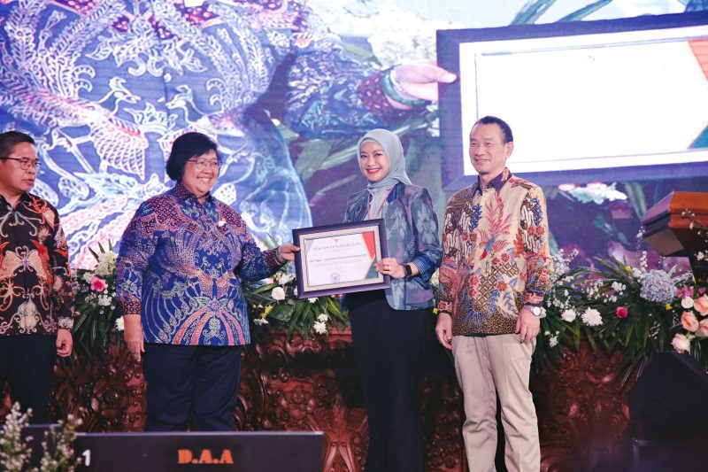Menteri LHK Siti Nurbaya Bakar saat menyerahkan penghargaan kepada Manajer Senior Pertanahan SKK Migas Farida Soejatno dan Vice President Technical & Business Development PetroChina, Yu Jinbao, Kamis (16/3) lalu di Gedung Manggala Wanabakti KLHK