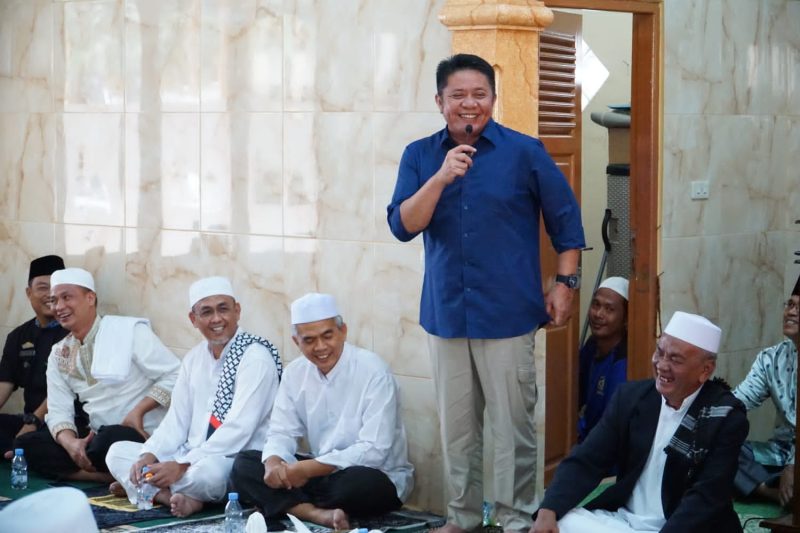 Gubernur Sumsel Herman Deru saat Safari Jumat di Masjid Al-Ikhlas Kelurahan Bukit Lama Kecamatan Ilir Barat I, Jumat (17/2) 21.54