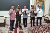 Ketua Umum PWI Pusat Atal S Depari bersama Gubernur Sumatera Utara Edy Rahmayadi didampingi Kapolda Sumut Irjen Pol Panca Putra Simanjuntak, Kasdam I/BB Brigjen TNI Rifky Nawawi yang mewakili Pangdam I/BB Mayjen TNI Achmad Chardin, Kamis (9/3/2023) di Rumah Dinas Gubernur Sumut