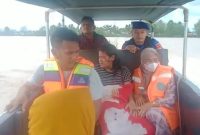 Pangkalan Sandar Upang Ditpolairud Polda Sumsel mengevakuasi salah satu ibu yang hamil 8 bulan, Kamis (16/3/2023)