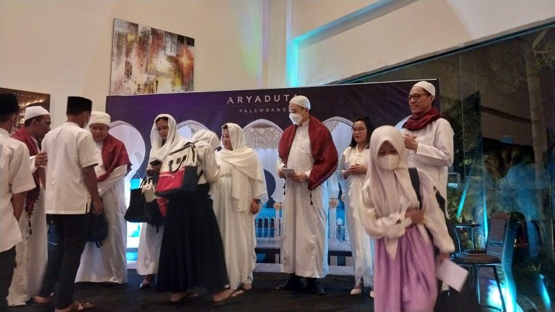 General Manager Aryaduta Palembang Vivi Belliasari didampingi manajemen Hotel Aryaduta Palembang memberikan santuan dan perlengkapan sekolah bagi para anak-anak Panti Asuhan Yunida Rizki, Jumat (24/3/2023) sore