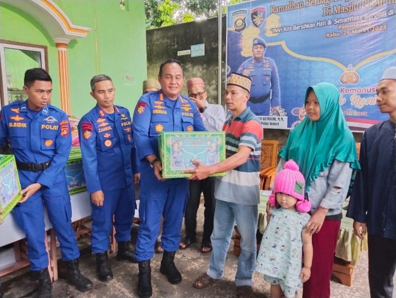 Kegiatan Bakti Sosial bantuan kemanusian untuk negeri Pembagian Sembako Dit Polairud Polda Sumsel