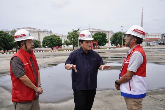 Menteri BUMN Erick Thohir saat mengecek kondisi kilang Pertamina Plumpang (Foto: Twitter @erickthohir)