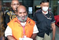 Gubernur non aktif Papua, LE usai diperiksa KPK