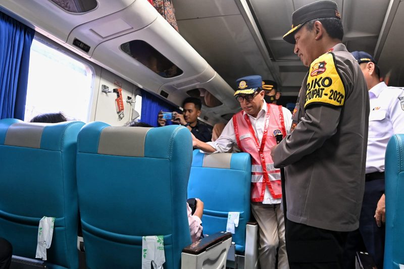 Menteri Perhubungan Budi Karya Sumadi, Kapolri Jenderal Listyo Sigit Prabowo, serta PJ Gubernur DKI Heru Budi Hartono, meninjau situasi arus mudik di Stasiun Pasar Senen, Jakarta, Rabu (19/4)
