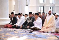 Presiden Jokowi dan melaksanakan salat Idulfitri 1444 Hijriah di Masjid Raya Sheikh Zayed, Kota Surakarta, Jawa Tengah, Sabtu (22/04/2023) pagi. (Foto: BPMI Setpres)