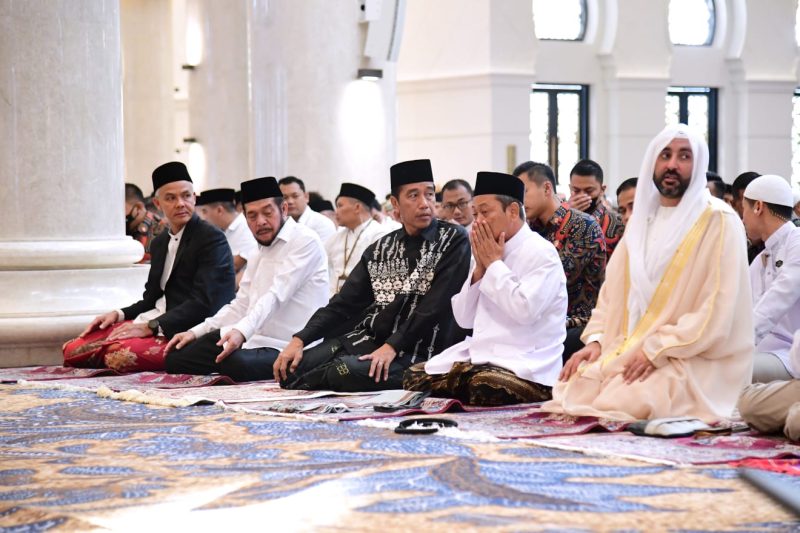 Presiden Jokowi dan melaksanakan salat Idulfitri 1444 Hijriah di Masjid Raya Sheikh Zayed, Kota Surakarta, Jawa Tengah, Sabtu (22/04/2023) pagi. (Foto: BPMI Setpres)