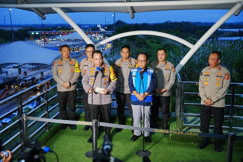 Kapolri Jenderal Listyo Sigit Prabowo saat meninjau arus balik di KM 72 Tol Cikampek, Selasa (25/4/23)